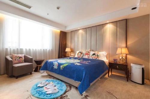 a bedroom with a bed and a couch and a chair at Jinjiang Metropolo Shanghai Minhang in Shanghai
