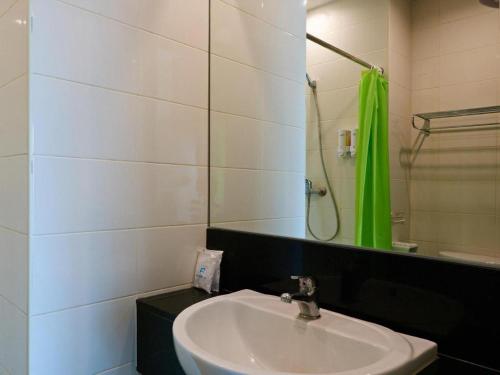 Ένα μπάνιο στο Phuket Ecozy Hotel