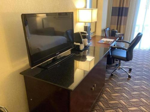 Radisson Hotel Austin - Universityにあるテレビまたはエンターテインメントセンター