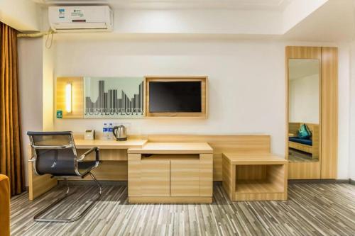 an office with a desk and a chair at City Comfort Inn Zhaoqing Qixingyan Scenic Area Xinghu Archway in Zhaoqing