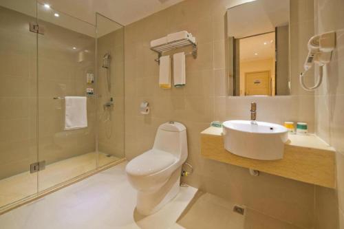 a bathroom with a toilet and a sink and a shower at City Comfort Inn Zhaoqing Qixingyan Scenic Area Xinghu Archway in Zhaoqing