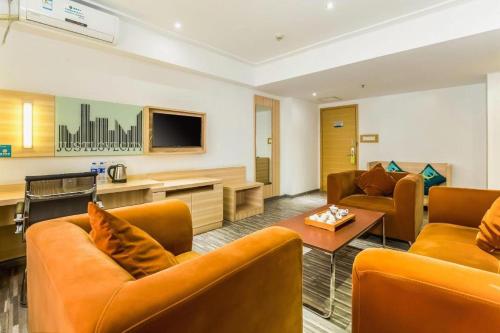 a living room with two couches and a tv at City Comfort Inn Zhaoqing Qixingyan Scenic Area Xinghu Archway in Zhaoqing