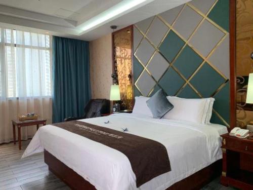 a bedroom with a large bed in a room at Shenzhen Kai Long International Hotel in Shenzhen