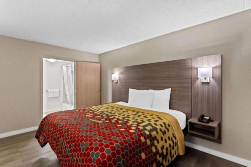 Ένα ή περισσότερα κρεβάτια σε δωμάτιο στο Econo Lodge