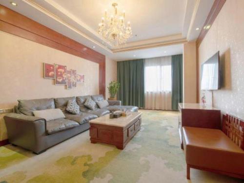 a living room with a couch and a coffee table at Shenzhen Kai Long International Hotel in Shenzhen