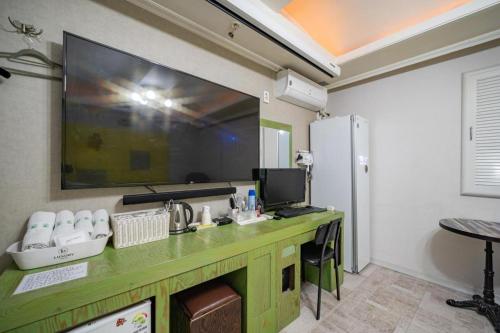 a kitchen with a green counter with a large mirror at Luxury Motel Daejeon in Daejeon