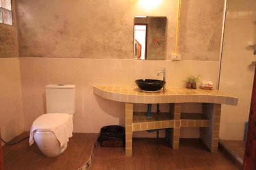 ファンにあるPhumanee Home Hotelの洗面台とトイレ付きのバスルーム