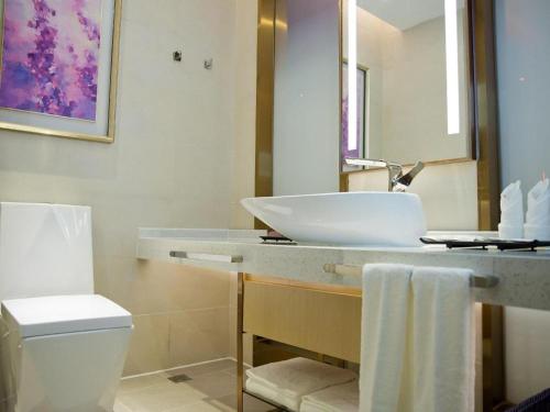 Bilik mandi di Lavande Hotel Shenzhen Pingshan High-Speed Railway Station Longdong Metro Station