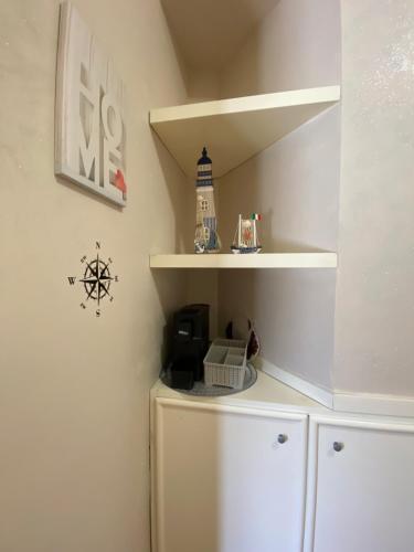 une petite cuisine avec une étagère au-dessus d'un réfrigérateur dans l'établissement B&B La Casa Mè, à Francavilla al Mare