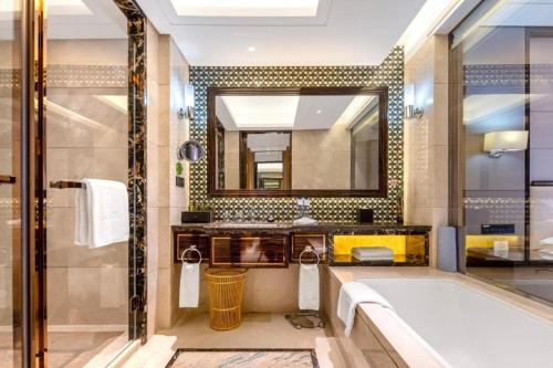 Ένα μπάνιο στο Jin Jiang Mingcheng Hotel