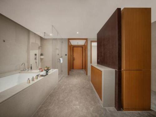 a large bathroom with a large sink and a refrigerator at Kaihua International Hotel in Qingshandi