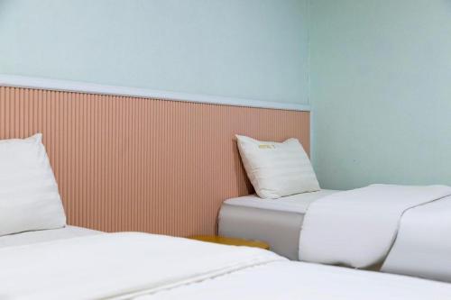 Ένα ή περισσότερα κρεβάτια σε δωμάτιο στο Hotel 7