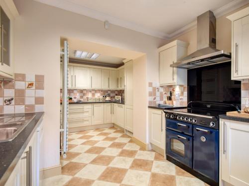 Η κουζίνα ή μικρή κουζίνα στο 5 Bed in Thornham KT086