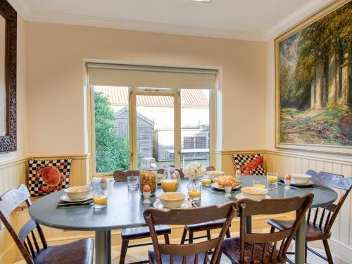 Χώρος καθιστικού στο 5 Bed in Thornham KT086