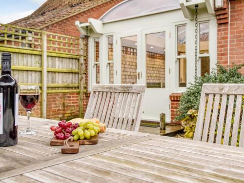 Κήπος έξω από το 5 Bed in Thornham KT086