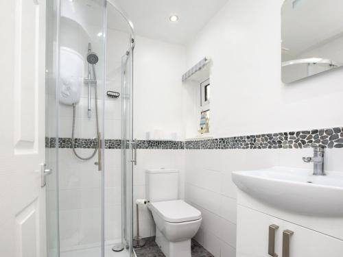 Bilik mandi di 1 Bed in Freshwater 73929