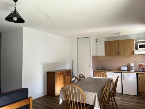 une cuisine et une salle à manger avec une table et des chaises dans l'établissement Résidence Royal Peyragudes Mp - T3/8pers -ROYAL 40B- Peyresourde MAE-5394, à Germ