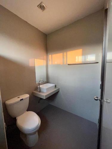 Bilik mandi di Nangfa Mini Hotel