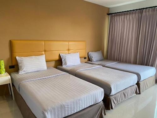 due letti uno accanto all'altro in una stanza di The Lofts Eco Resort a Nakhon Ratchasima