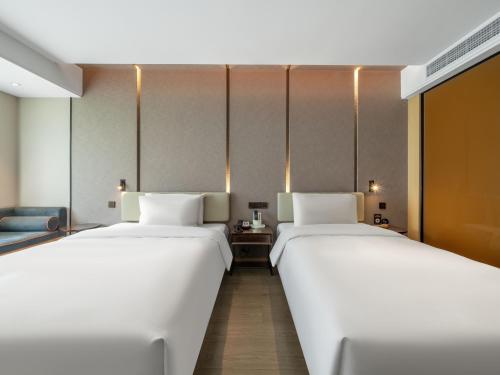 Ein Bett oder Betten in einem Zimmer der Unterkunft Atour Hotel Hangzhou Xixi Vally Tianmushan Road
