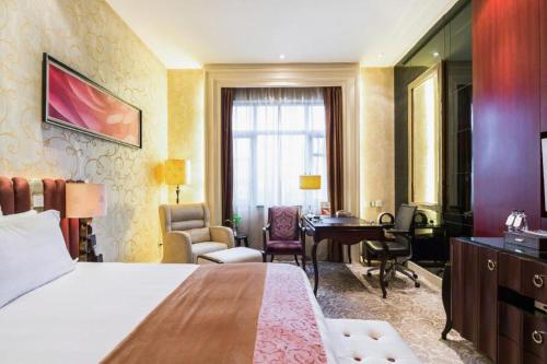 Un pat sau paturi într-o cameră la Sichuan Jinjiang Hotel