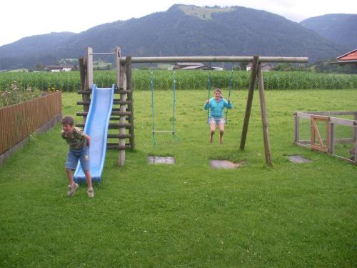Lapsia, jotka yöpyvät majoituspaikassa Waldschönau
