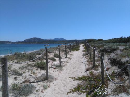 a dirt path on a beach with a fence at Casa Marina Maria in Murta Maria