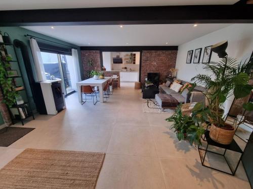 Photo de la galerie de l'établissement Maison spacieuse avec jardin, à Drancy