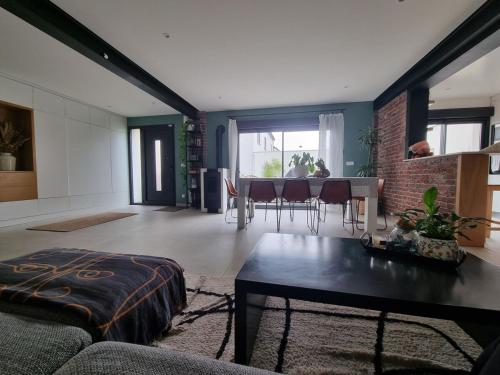 Photo de la galerie de l'établissement Maison spacieuse avec jardin, à Drancy