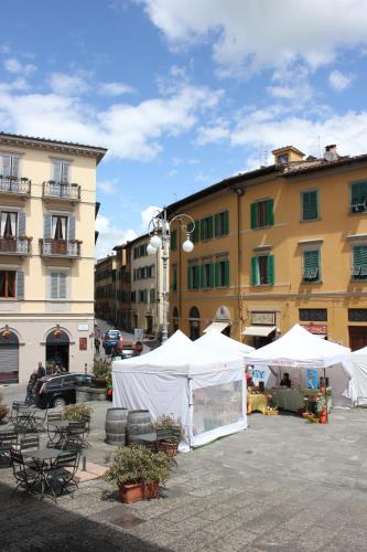 eine Gruppe von Zelten auf einem Parkplatz neben einem Gebäude in der Unterkunft Il Piccolo Cavour Charming House B&B in Arezzo