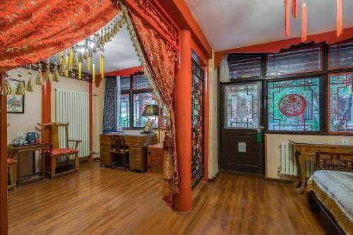 Giường trong phòng chung tại Beijing Double Happiness Courtyard Hotel