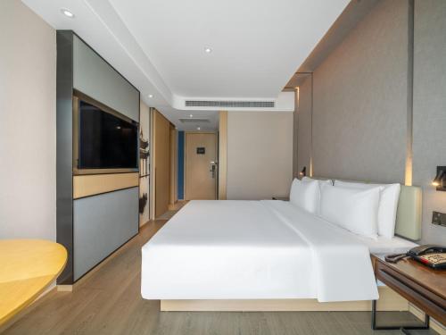Ein Bett oder Betten in einem Zimmer der Unterkunft Atour Hotel Hangzhou Xixi Vally Tianmushan Road