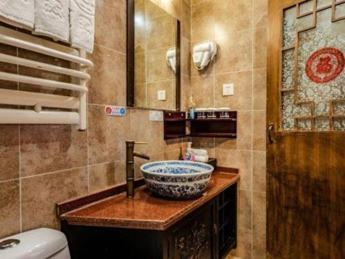 Phòng tắm tại Beijing Double Happiness Courtyard Hotel