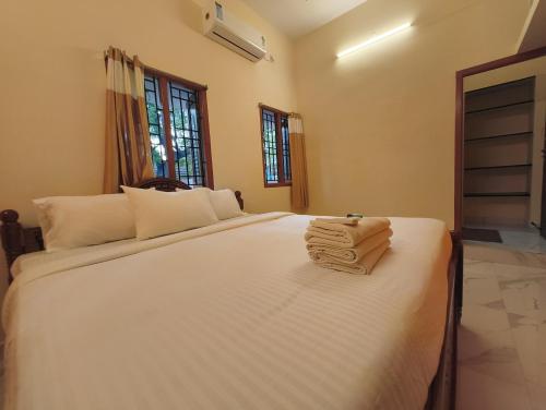 Postel nebo postele na pokoji v ubytování EESHA Inn - A Premium Home stay Near Temple