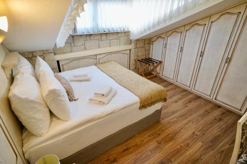 a bedroom with a large bed with white pillows at Cumbalıca Flora in Cesme