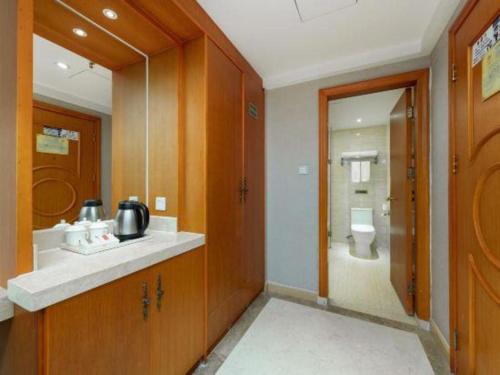 Ένα μπάνιο στο Vienna Hotel Guangzhou Luochongwei Bus Station Branch