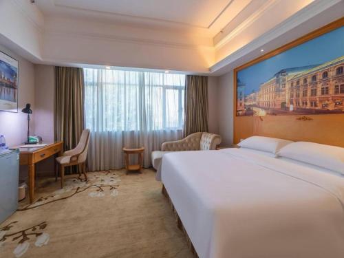 Ένα ή περισσότερα κρεβάτια σε δωμάτιο στο Vienna Hotel Guangzhou Luochongwei Bus Station Branch