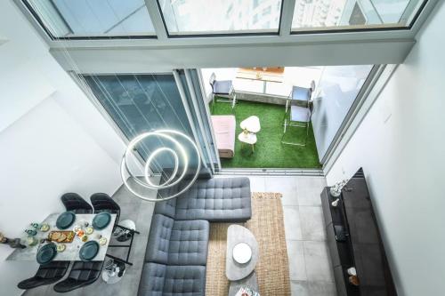 Posezení v ubytování Spacious 3BR Duplex w Balcony in City Center with Mamad by Sea N' Rent