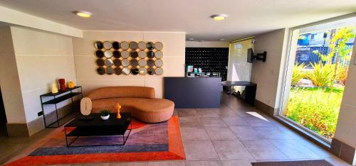 a living room with a couch and a table at Moderno y Comodo Departamento en Ñuñoa 2D1B Piso 6 in Santiago