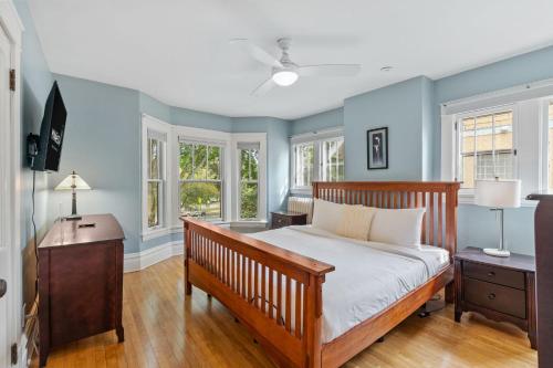 Un dormitorio con una cama con paredes y ventanas azules. en Harriet House, en Minneapolis