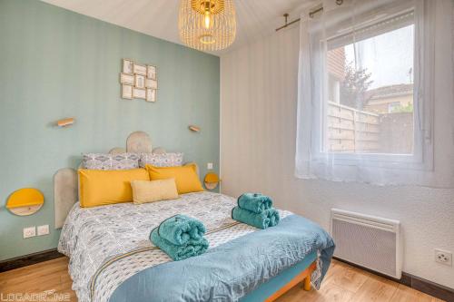 a bedroom with a bed with two stuffed animals on it at COSY CAUSSADE Parking gratuit Jardinet Refait à neuf in Caussade