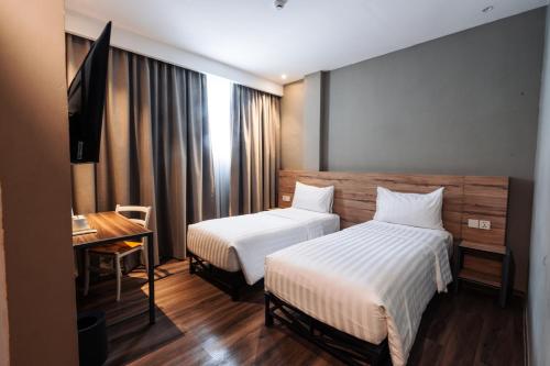 En eller flere senge i et værelse på Stay Kertapati Hotel