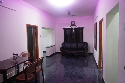 Χώρος καθιστικού στο Aaruthran Apartment Services