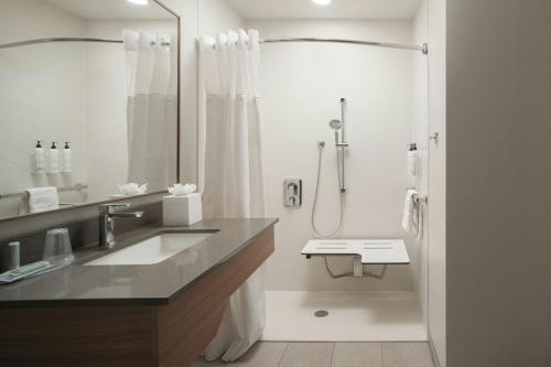 Ένα μπάνιο στο Fairfield Inn and Suites Cleveland