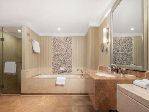 Ένα μπάνιο στο Grand New Century Hotel Binhai Tianjin