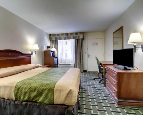Ένα ή περισσότερα κρεβάτια σε δωμάτιο στο Econo Lodge Meridian South