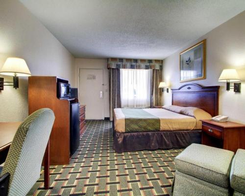 Ένα ή περισσότερα κρεβάτια σε δωμάτιο στο Econo Lodge Meridian South