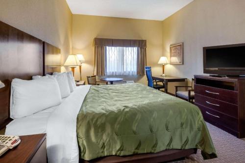 Postel nebo postele na pokoji v ubytování Quality Inn