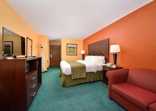 Ένα ή περισσότερα κρεβάτια σε δωμάτιο στο Quality Inn & Suites Grinnell near University