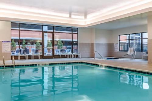 Bazén v ubytování Cambria Hotel Rock Hill - University Center nebo v jeho okolí